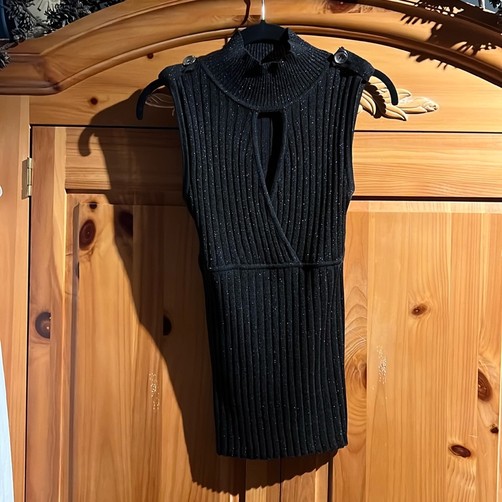 Fitted sleeveless top with V hole